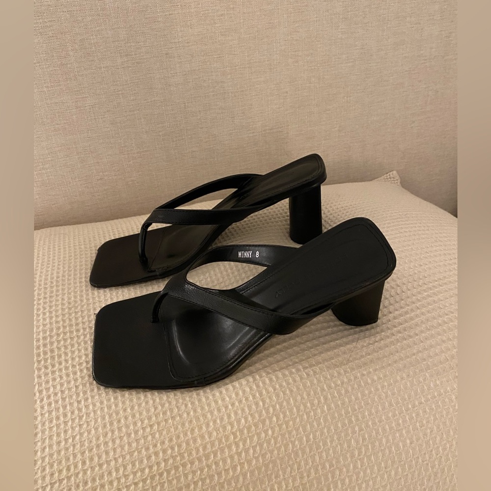 Flip flop heels in black! Super sleek